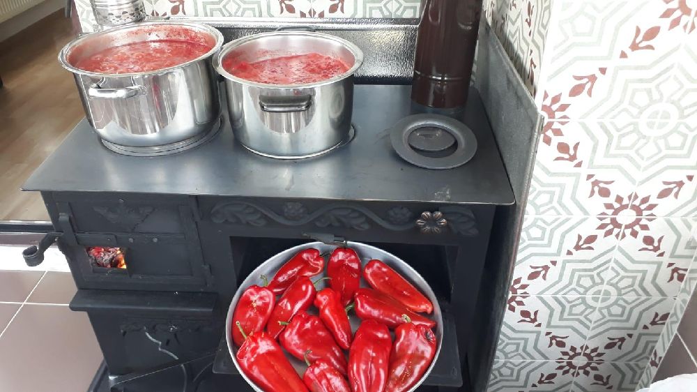 Fırınlı kuzine soba üzerinde tencere ve fırında pişen köy yemeği